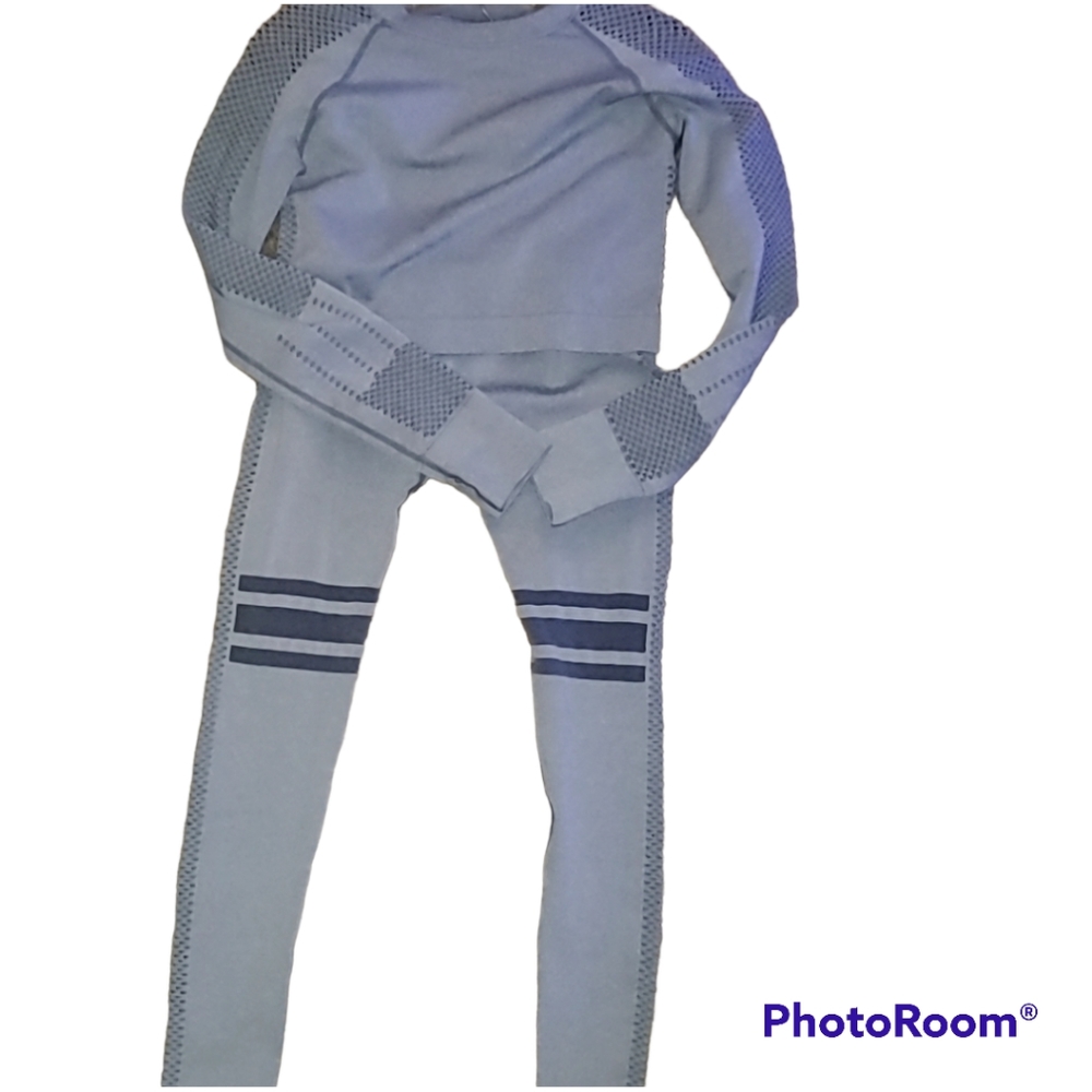 3/$15 Gym long sleeve top and pants Suze small